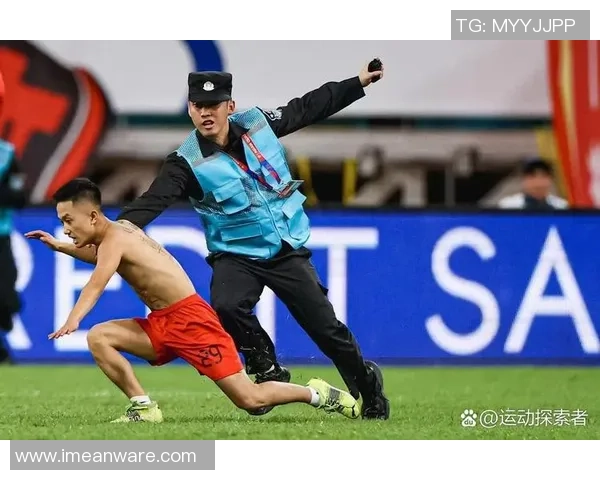 足球明星赛场意外脱裤子引发全场哗然球迷热议背后故事揭秘